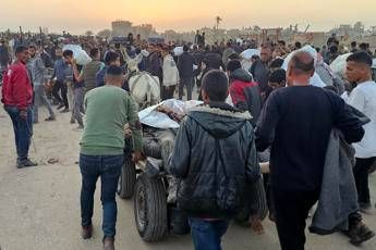 Gaza, media: “Spari su folla diretta a centro aiuti a Rafah, almeno 21 morti”