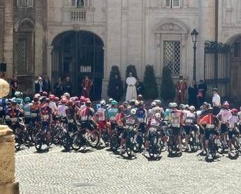 Giro d’Italia, Papa saluta i ciclisti e riceve la maglia rosa