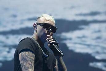 Gli chiedono biglietti gratis per il concerto a San Siro, lo sfogo di Lazza: “Non fate i grattoni”