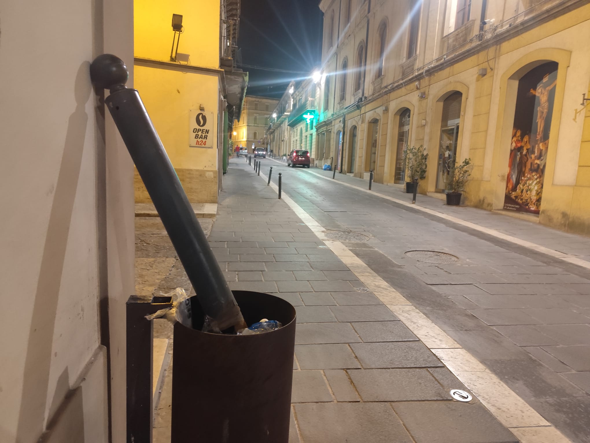 Caltanissetta, i paletti di Corso Vittorio Emanuele finiscono… nella spazzatura: la protesta dei cittadini diventa simbolica
