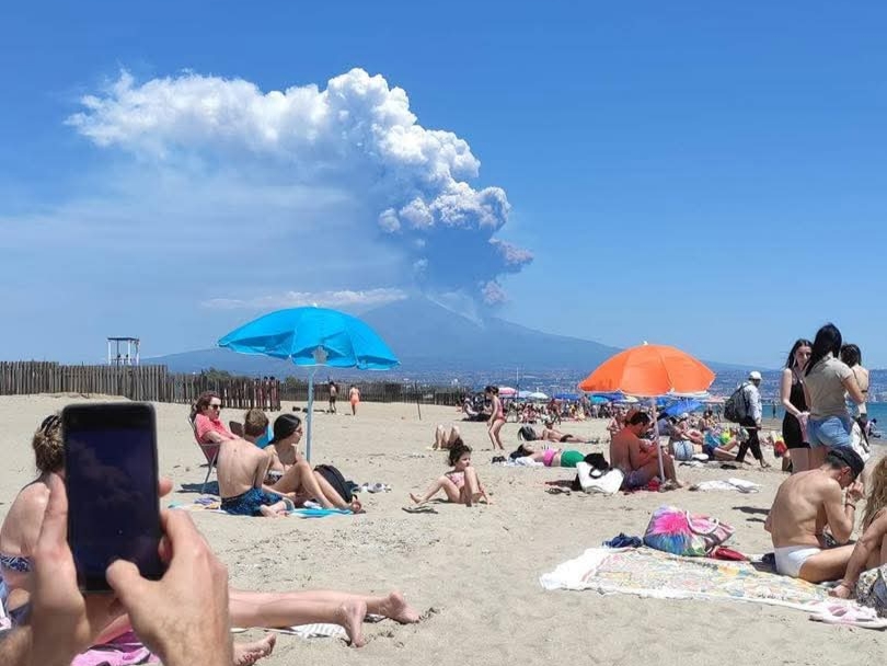 Crollo del cratere dell’Etna: l’Istituto Vulcanologico monitora la situazione mentre i turisti ammirano lo spettacolo dal litorale ionico