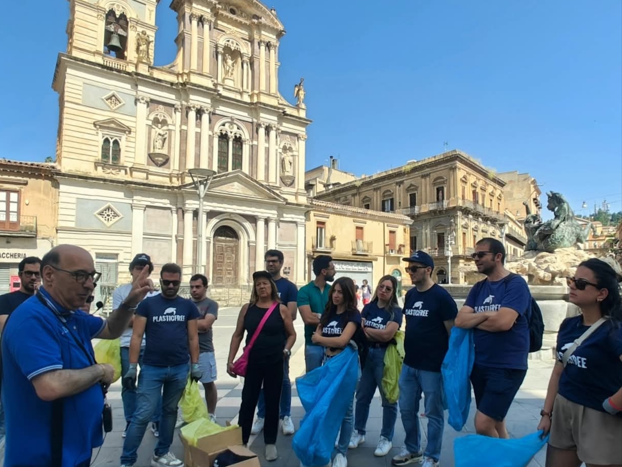 Passeggiata Ecologica tra Storia e Cultura: Successo dell’Iniziativa Plastic Free a Caltanissetta