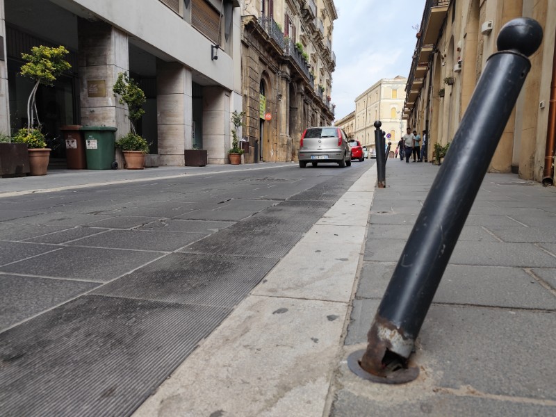 Centro storico di Caltanissetta, riflettori puntati sui dissuasori di Corso Vittorio Emanuele: tra degrado estetico e pericoli per i pedoni