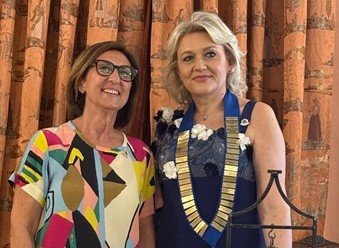 Caltanissetta. Passaggio del Collare dell’Inner Wheel tra la presidente uscente Giusy Chinnici Scarantino e la neo presidente Nevilia Aquilina