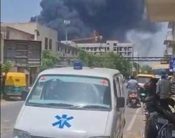 India, aereo diretto a Londra si schianta poco dopo il decollo: 242 le persone a bordo