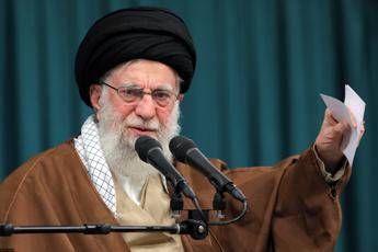 Iran, ondata di missili contro Israele. Teheran smentisce attacco a Khamenei