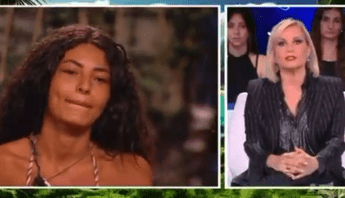 Isola dei famosi, Simona Ventura contro Jasmine: “Chiedi scusa a Chiara. Come ti permetti?”