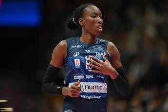 L’avversaria la mura, Egonu la richiama. Poi si difende: “Non sono una bulla” – Video