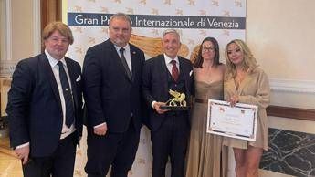 Leone d’Oro al Merito al papà del Taopatch: ha aiutato Djokovic, Iron Man e le ginnaste italiane