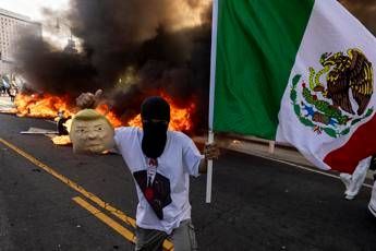 Los Angeles, scontri fra polizia e manifestanti: strade bloccate e auto incendiate