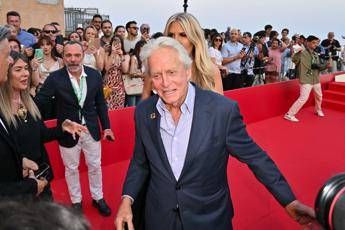 Michael Douglas: “Mi scuso per Trump da parte del mio Paese”