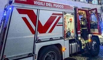 Milano, incendio in appartamento: donna si lancia dal quinto piano e muore