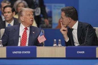 Nato, Rutte primo fan di Trump: “Grazie al ‘paparino’ stop alla guerra”