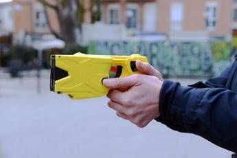 Pescara, 30enne muore dopo essere stato colpito con il taser