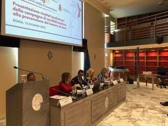 Poliziotte ambasciatrici della prevenzione tumori con la campagna ‘Care for Caring’