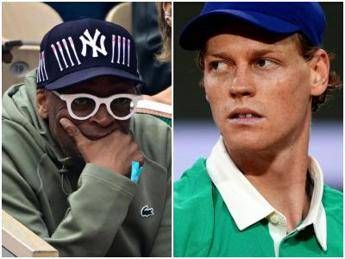 Prova ad applaudire Sinner, lui lo ignora: la ‘figuraccia’ di Spike Lee a Parigi – Video