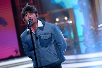 Rkomi, annullato il tour nei palazzetti: il mistero dell’email