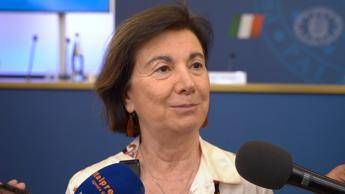 Rocella: “Per fare famiglia serve famiglia, rafforzeremo centri come hub servizi”