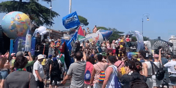 Roma Pride, folla sotto il sole cocente della Capitale per la festa ‘Fuorilegge’ dei diritti