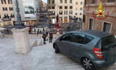 A Roma 81enne imbocca in auto la scalinata di piazza di Spagna: denunciato ma illeso