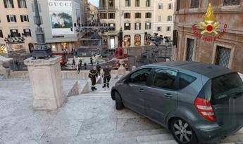 Roma, auto finisce su scalinata di Trinità dei Monti: soccorso 81enne al volante