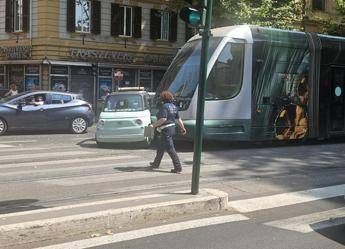 Roma, microcar fa inversione su binari a Trastevere: investita dal tram