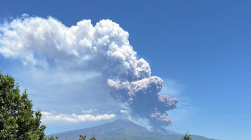 Etna, crolla una parte del cratere: nube eruttiva alta chilometri