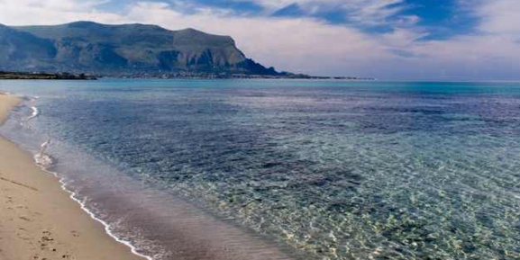 Bomba a mano della seconda guerra mondiale in mare a Capaci, interdetta area e spiaggia