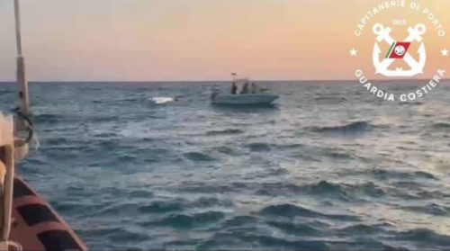 Unità da diporto si capovolge in mare, la Guardia Costiera di Gela soccorre due velisti