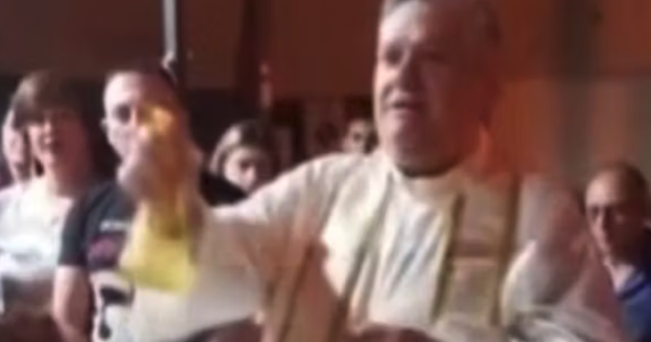 Nel Catanese parroco benedice con lo spruzzino: è polemica, ma i fedeli lo difendono