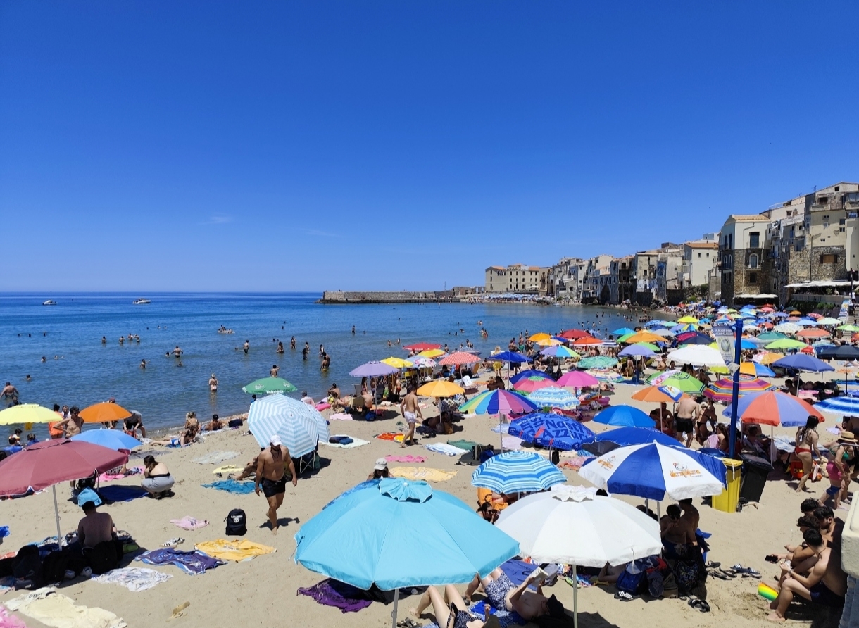 Ponte del 2 giugno: Sicilia già in piena estate, spiagge prese d’assalto e ombrelloni sold out