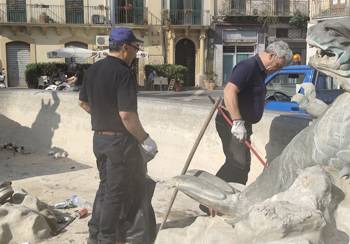 Caltanissetta. Fontana del  Tritone ripulita: “La manutenzione avanza, ma l’inciviltà resta il vero problema”