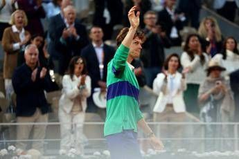 Sinner le regala l’asciugamano, una bambina si commuove – Video