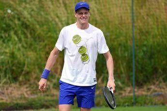 Sinner, missione Wimbledon: scambi con Dimitrov e ‘sfida’ a… Djokovic – Video