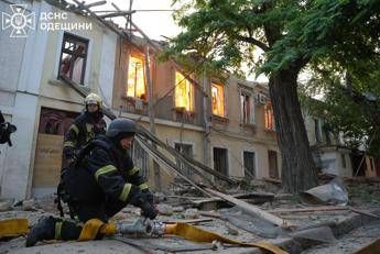 Ucraina, Russia bombarda Kiev nella notte: almeno 14 morti