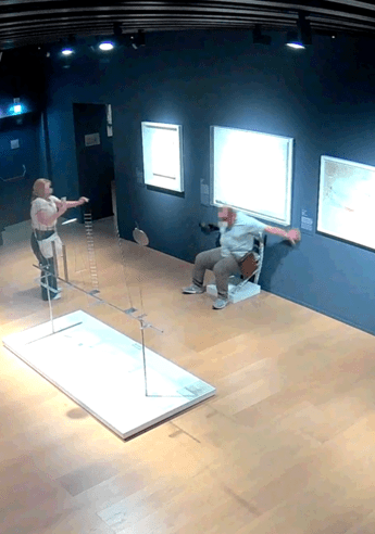 Verona, danno a un’opera d’arte per un selfie