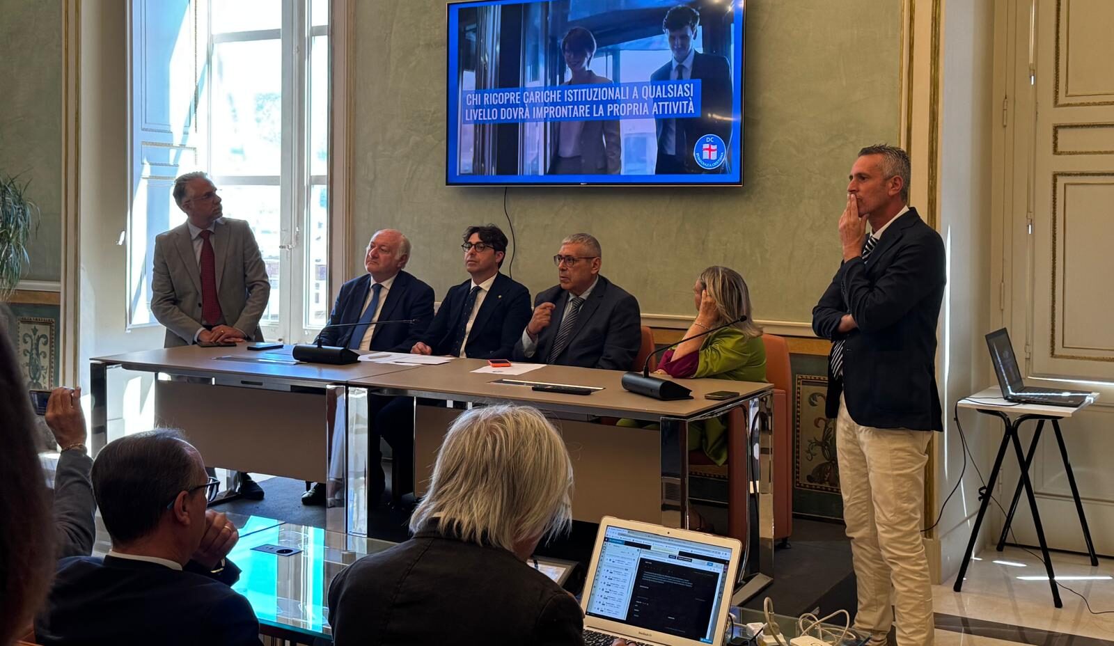 Ars, Carlo Auteri aderisce alla Democrazia Cristiana. Cuffaro: “Gli consegniamo il codice etico della DC che rappresenta per tutti un punto di riferimento vincolante”