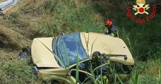 Grave incidente stradale tra Enna e Caltanissetta a Capodarso: auto in un burrone, morto conducente