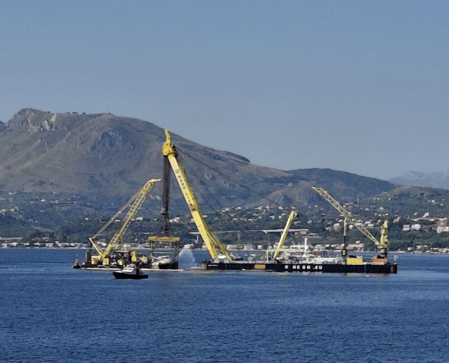 Il Bayesian fuori dall’acqua, in azione le pompe per svuotare lo scafo