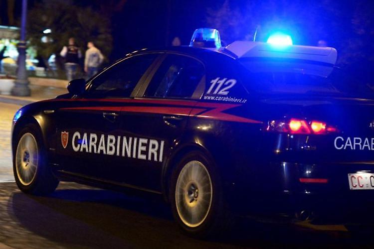 Si getta dal balcone ma uccide una passante: denunciato per omicidio