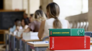 Docente non si presenta agli esami maturità, Polizia lo trova morto in casa