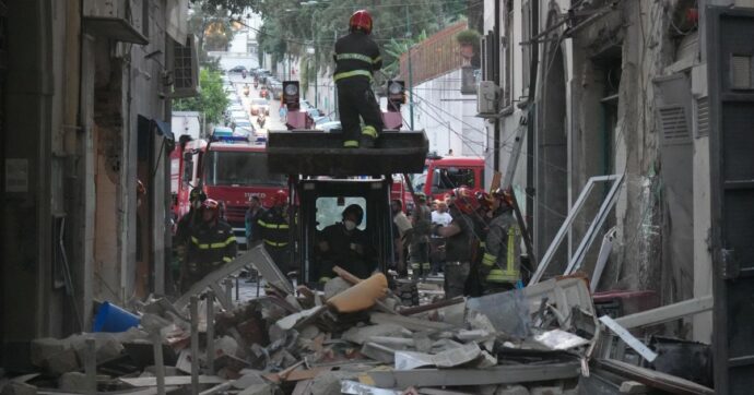 A Napoli esplode bombola di gas: danneggiati due appartamenti, estratta viva una donna