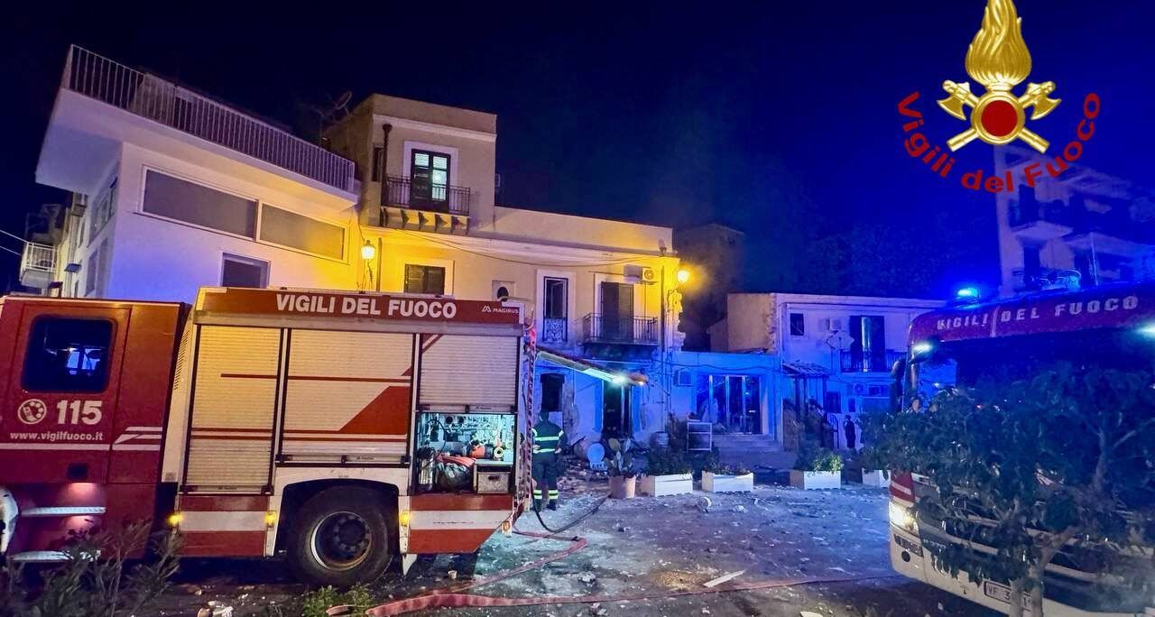 Esplosione e crolli in un edificio nel quartiere Arenella di Palermo, evacuate e messe in salvo due persone