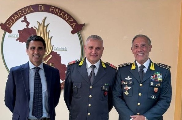 Caltanissetta. Luogotenente “Cariche Speciali” Domenico Renato Falcone in pensione dopo 37 anni di servizio nella Guardia di Finanza