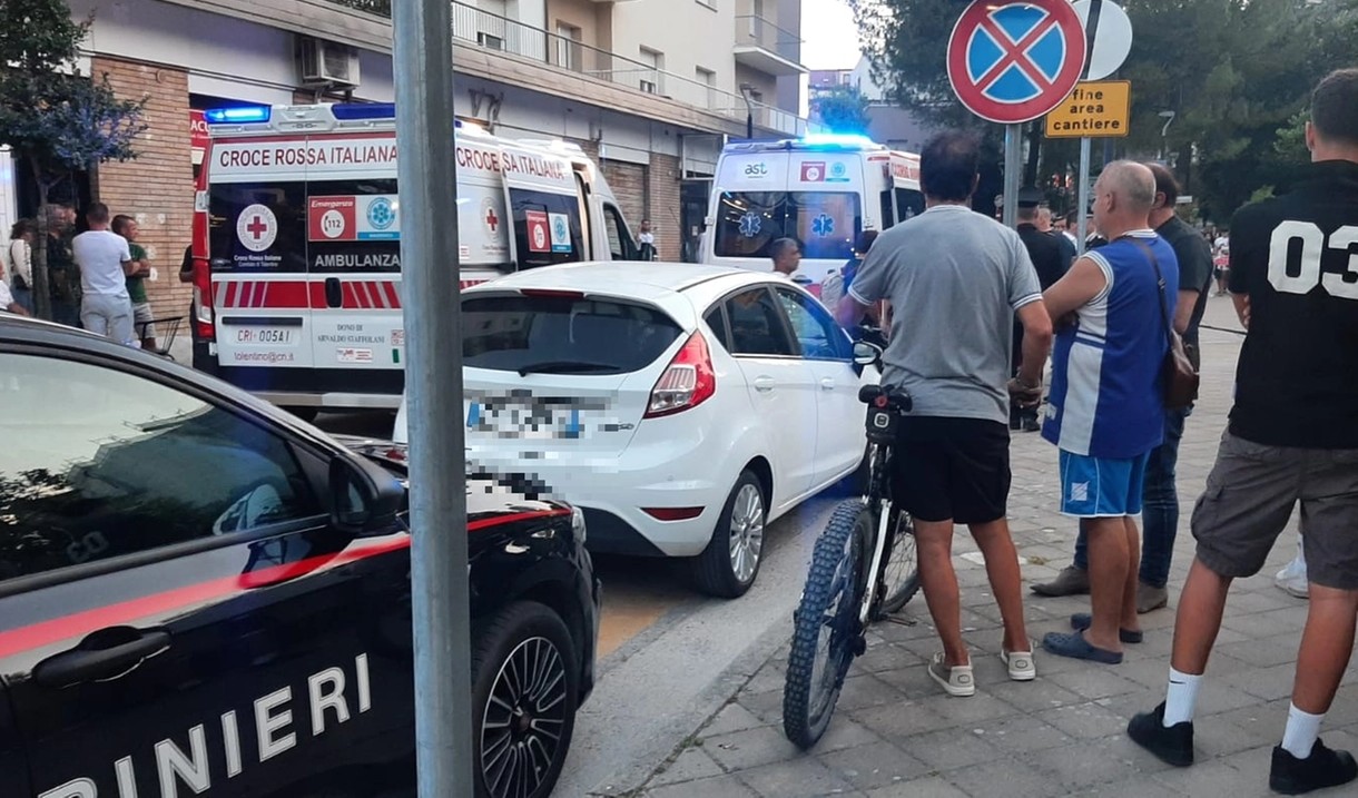 Ancora un femminicidio: uccisa dall’ex marito in strada davanti ai passanti