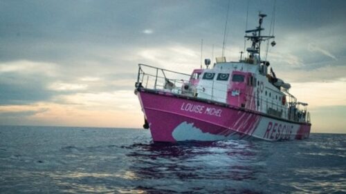 La nave dell’Ong Louise Michel arrivata nel porto di Catania con a bordo 95 migranti
