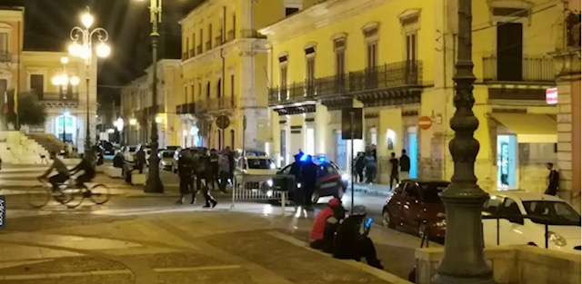 Rissa in piazza a Vittoria. Sindaco vi assiste dalla finestra di casa; il Comune mette a disposizione i filmati delle telecamere di video sorveglianza