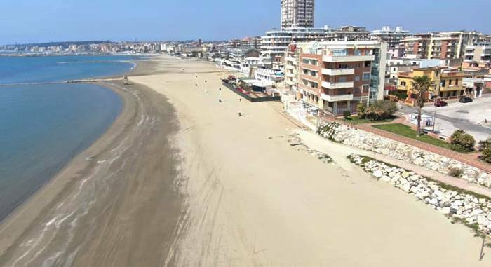 Bambina di 4 anni rischia di annegare, ma viene salvata da un Carabiniere libero dal servizio