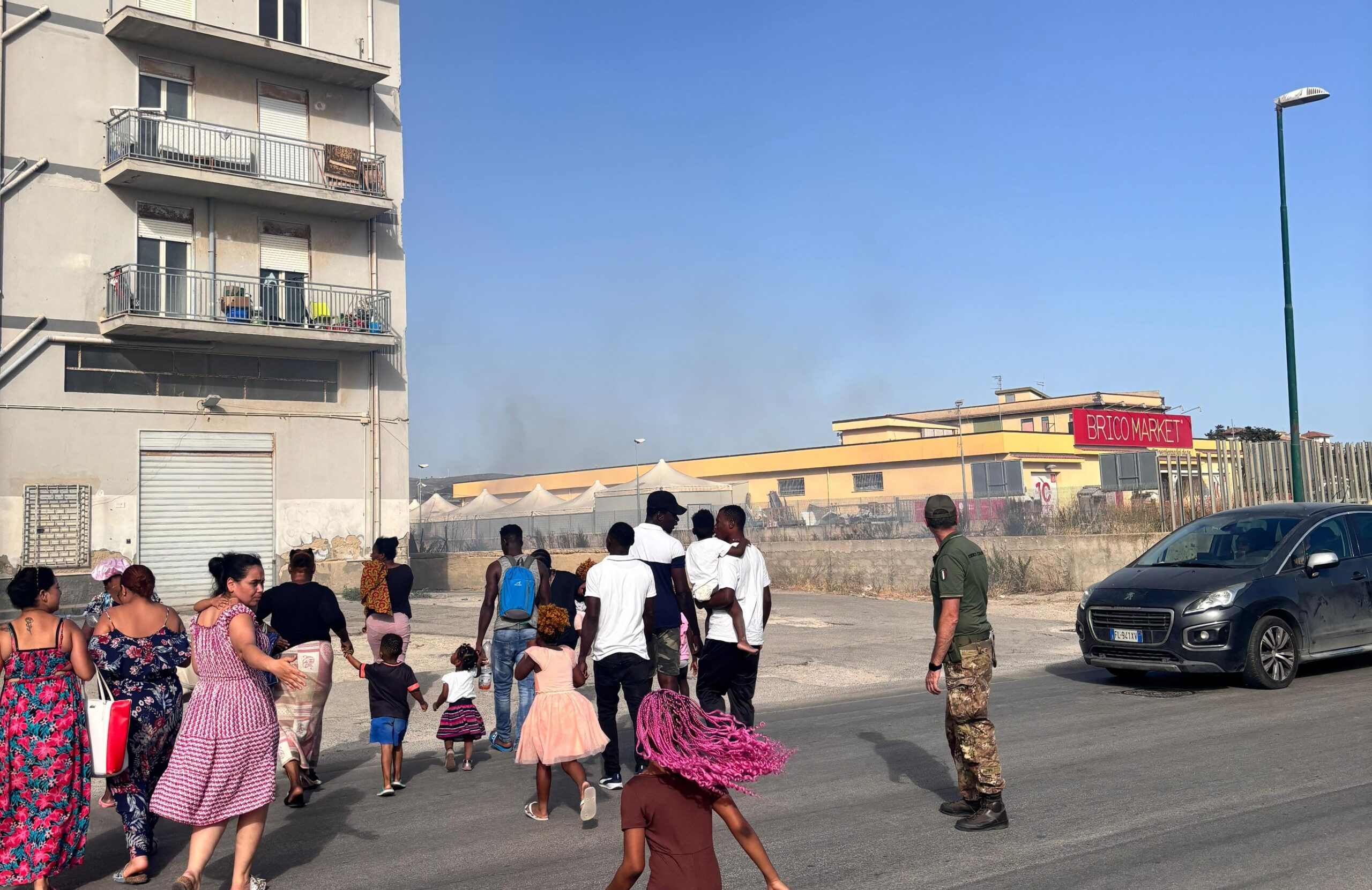 Ad Agrigento pattuglia dell’Esercito è intervenuta facendo evacuare stabile a rischio incendio