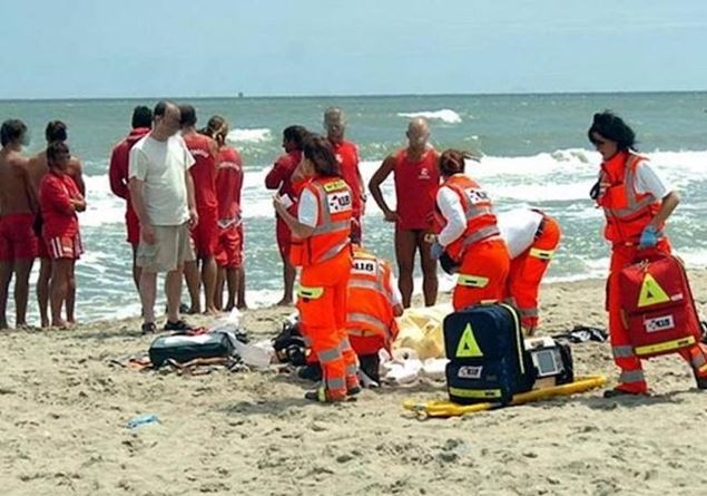 Va in soccorso di un bambino in difficoltà nel mare mosso, ma poi perde la vita